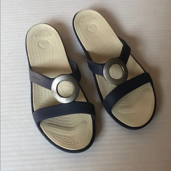 CROCS Sanrah Beveled Silver Circle Women’s Slide Strappy Sandals Size 9 - Picture 2 of 7